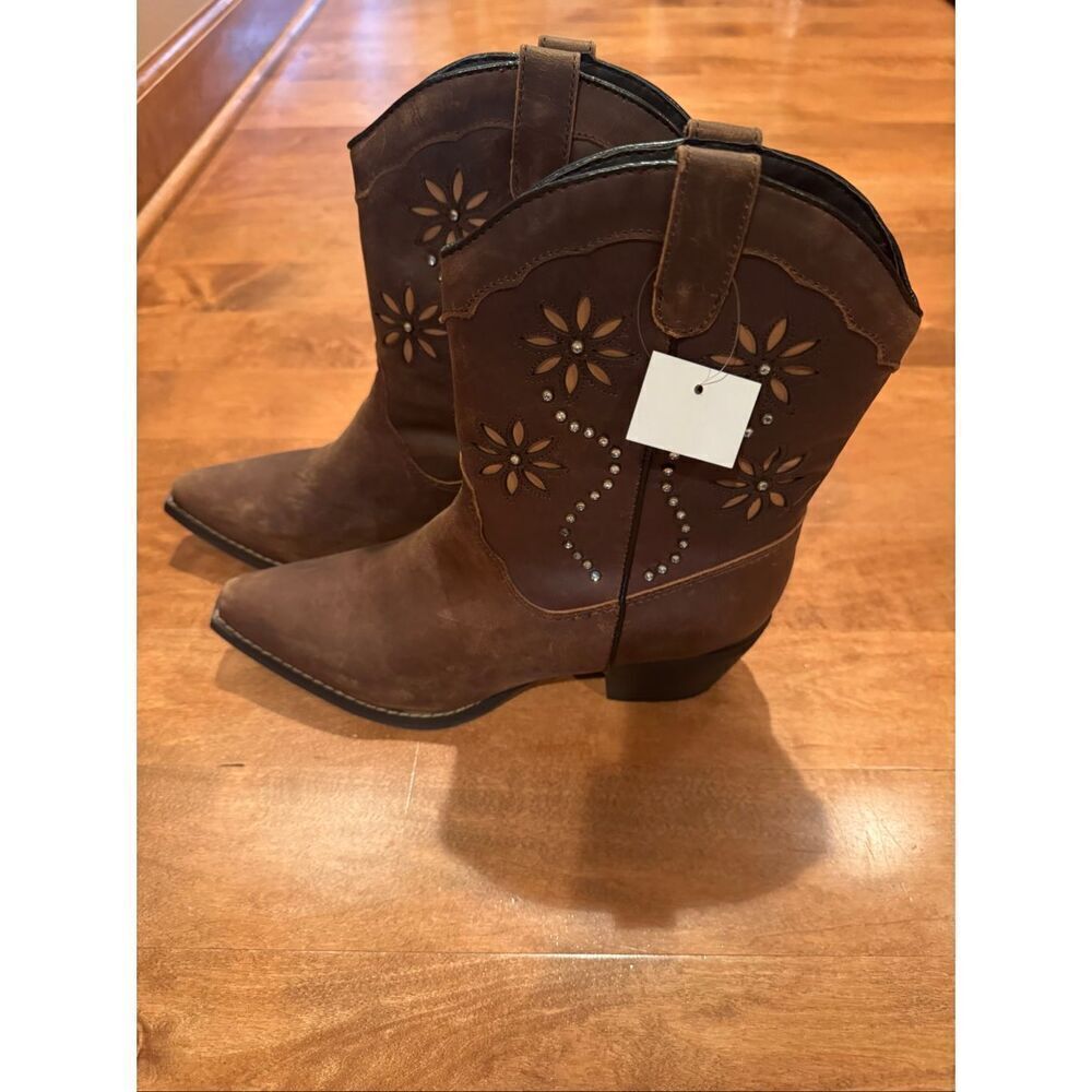 Woman’s new with tags Sterling River leather western boots from Nashville size 8